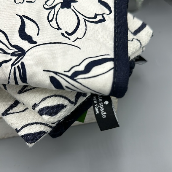 Nwt Kate spade kitchen towels and mini oven mitts set - Picture 7 of 7